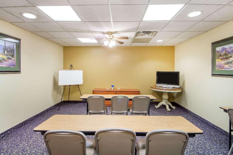 호텔 Quality Inn & Suites Midamerica Industrial Park Area