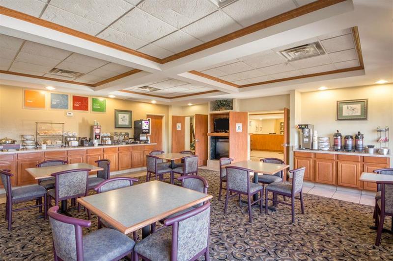 호텔 Quality Inn & Suites Midamerica Industrial Park Area