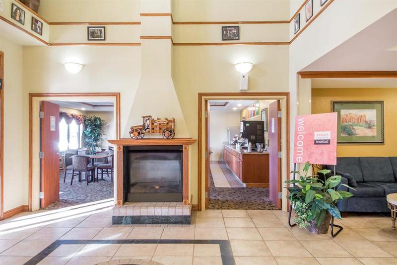 호텔 Quality Inn & Suites Midamerica Industrial Park Area