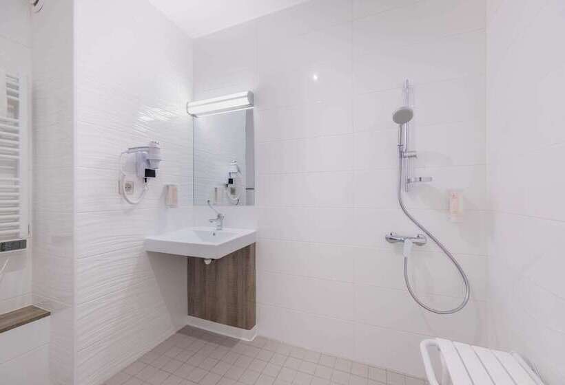 هتل Le Circuit Le Mans