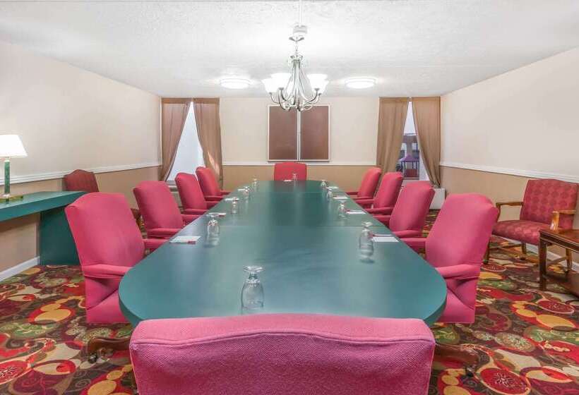 Ramada By Wyndham Grayling Hotel & Conference Center