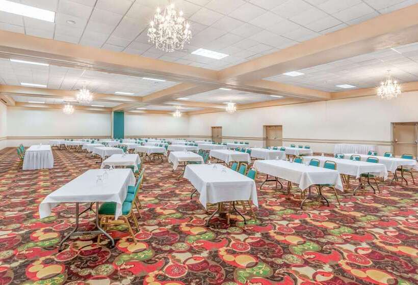 Ramada By Wyndham Grayling Hotel & Conference Center