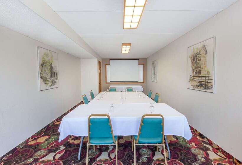 Ramada By Wyndham Grayling Hotel & Conference Center