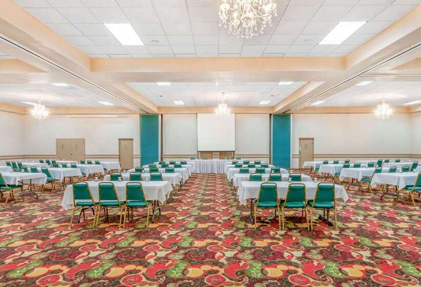 Ramada By Wyndham Grayling Hotel & Conference Center