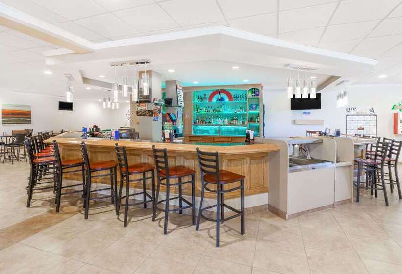 Ramada By Wyndham Grayling Hotel & Conference Center