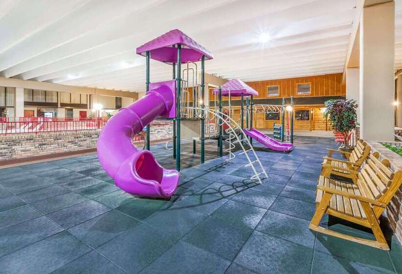 Ramada By Wyndham Grayling Hotel & Conference Center