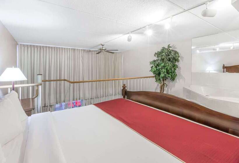 Ramada By Wyndham Grayling Hotel & Conference Center