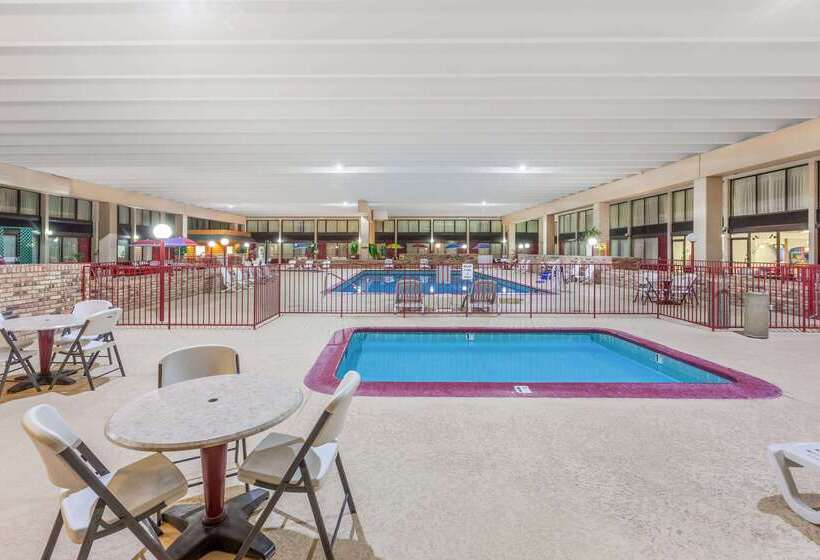 Ramada By Wyndham Grayling Hotel & Conference Center