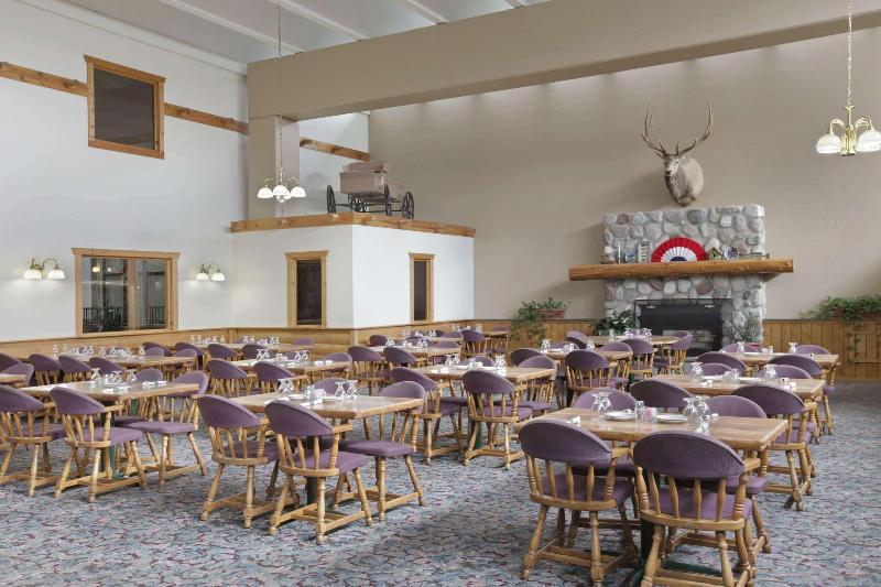 Ramada By Wyndham Grayling Hotel & Conference Center