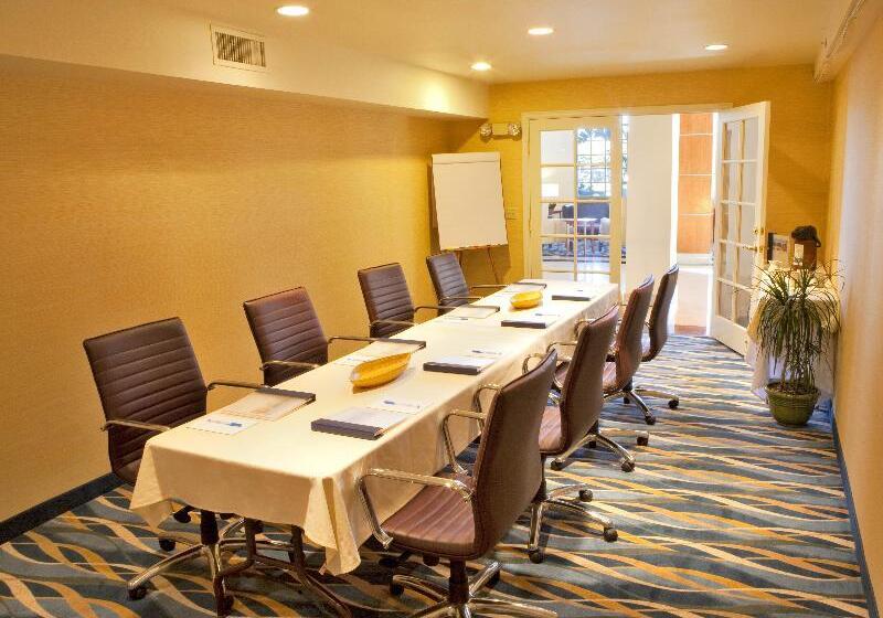 ホテル Wyndham Garden San Diego