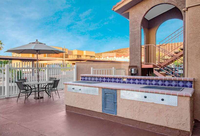 Howard Johnson By Wyndham St. George Hotel & Suites