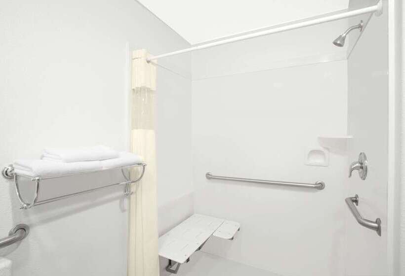 Howard Johnson By Wyndham St. George Hotel & Suites