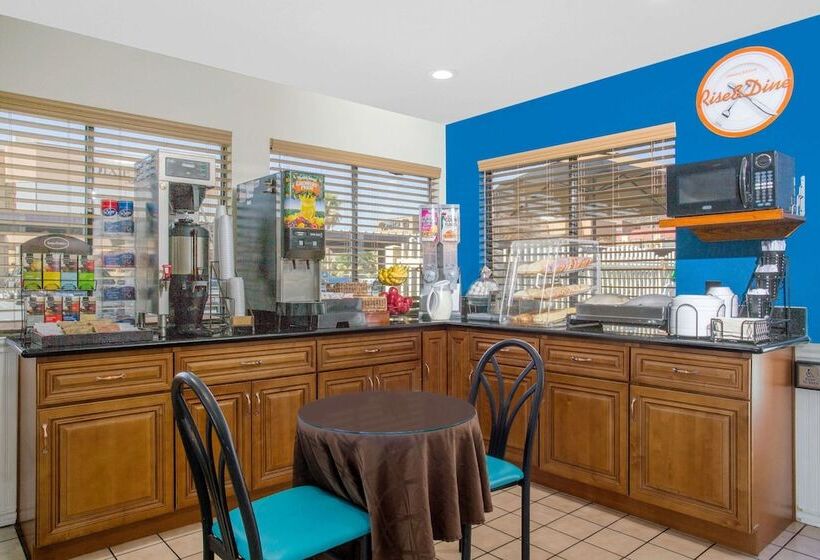 Howard Johnson By Wyndham St. George Hotel & Suites