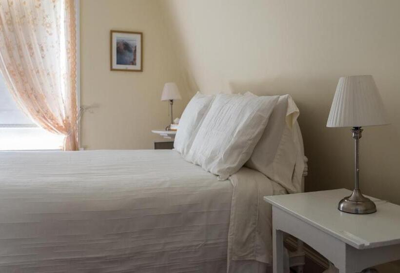 بنسيون Russelltown Inn