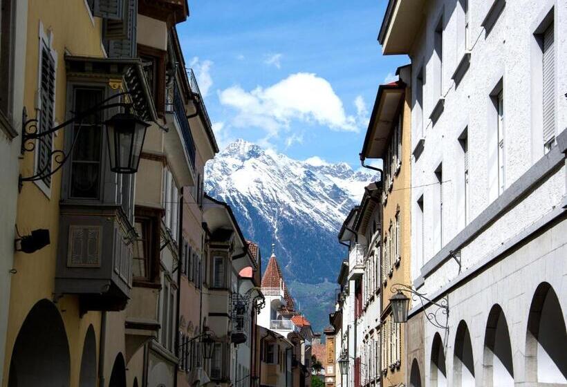 Flora Hotel & Suites