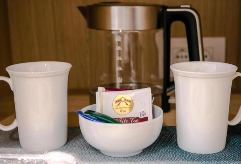 Flora Hotel & Suites