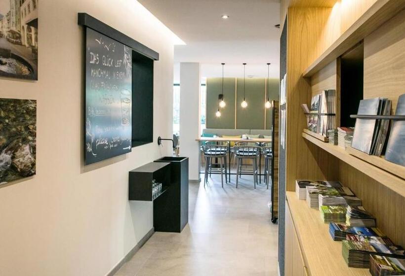 Flora Hotel & Suites