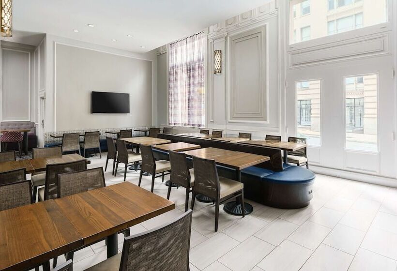 Hampton Inn & Suites Baltimore Inner Harbor