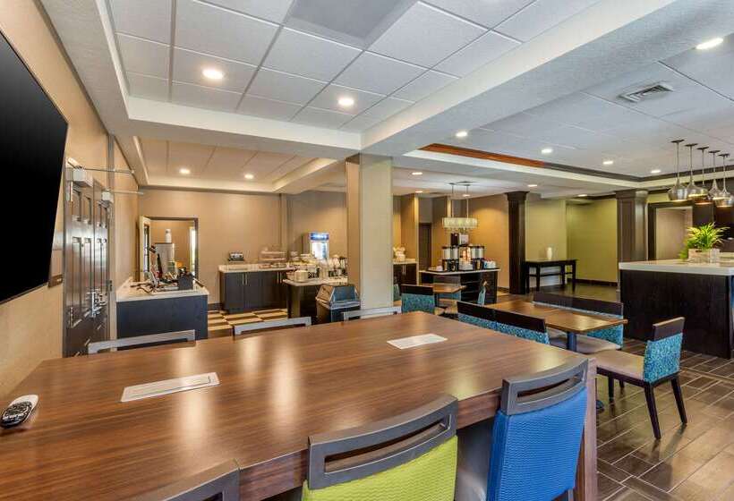 فندق Comfort Inn & Suites Logan Near University