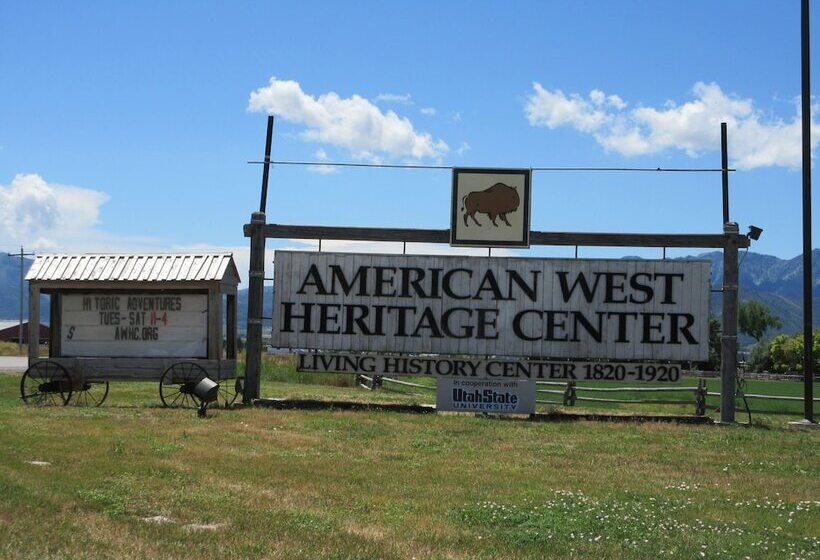 فندق Comfort Inn & Suites Logan Near University