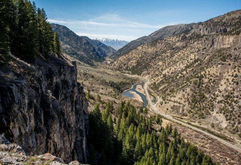 فندق Comfort Inn & Suites Logan Near University