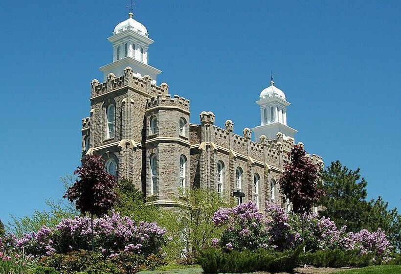 فندق Comfort Inn & Suites Logan Near University