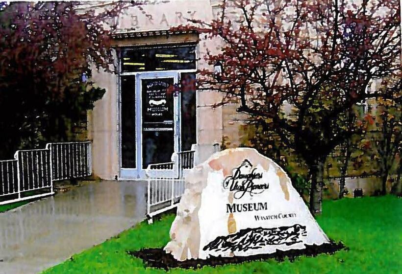 فندق Comfort Inn & Suites Logan Near University