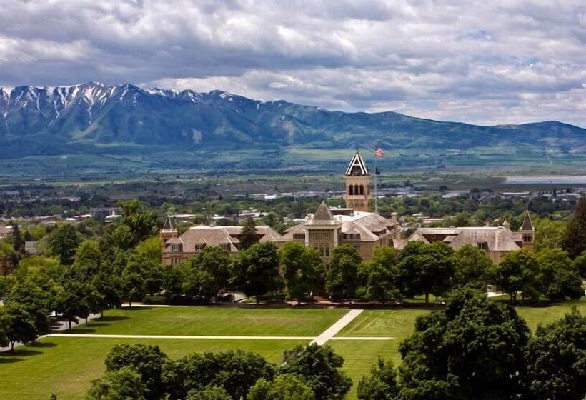 فندق Comfort Inn & Suites Logan Near University