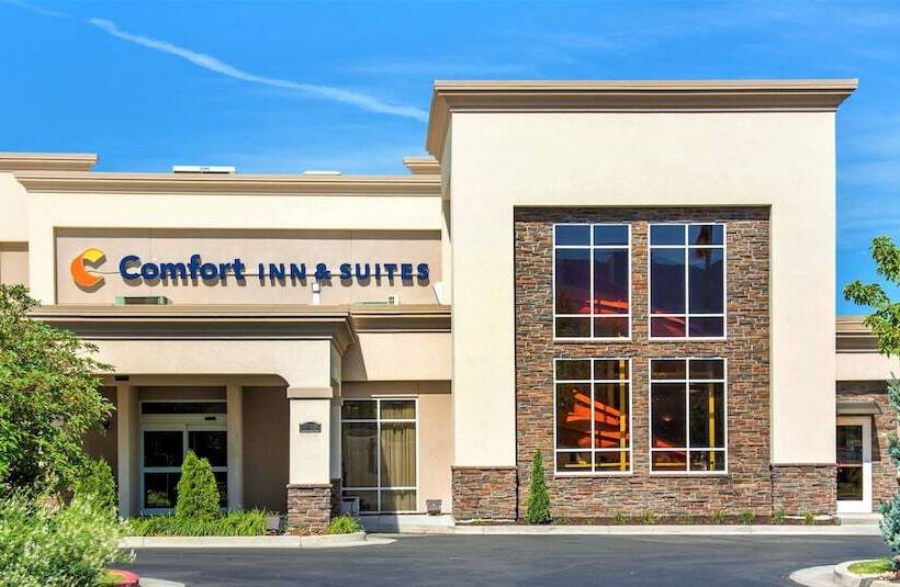 فندق Comfort Inn & Suites Logan Near University