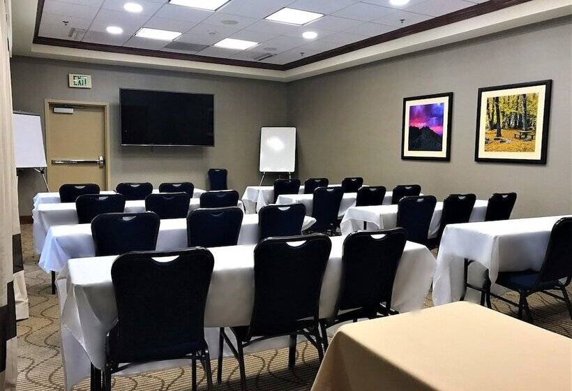 فندق Comfort Inn & Suites Logan Near University