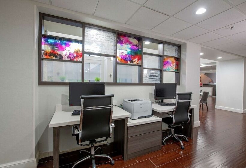 هتل Hampton Inn & Suites Lafayette