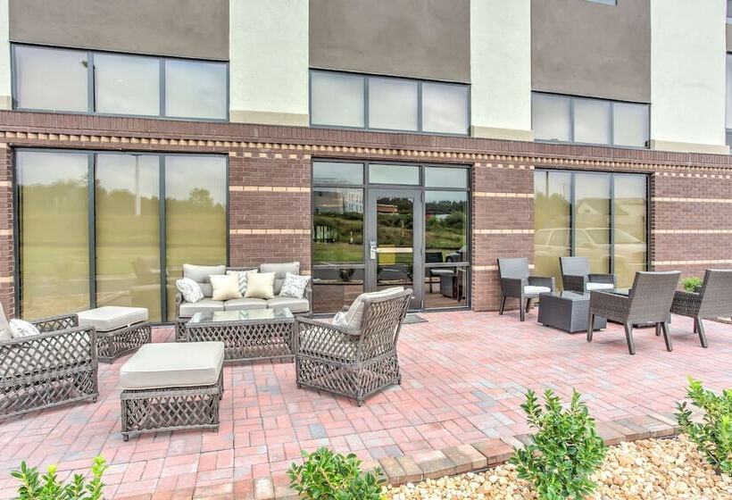 Отель Hampton Inn & Suites Macon I 475