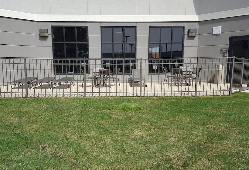 Отель Hampton Inn & Suites Munster