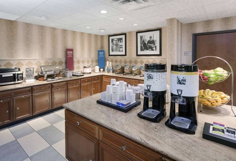 Отель Hampton Inn & Suites Munster