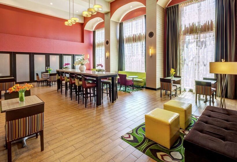 ホテル Hampton Inn & Suites Palm Desert