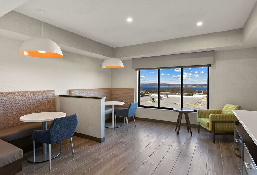 فندق Hampton Inn & Suites By Hilton Petoskey