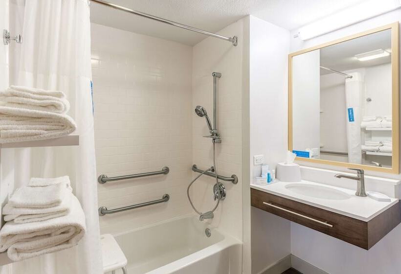 בית מלון כפרי Hampton Inn Cedar Rapids