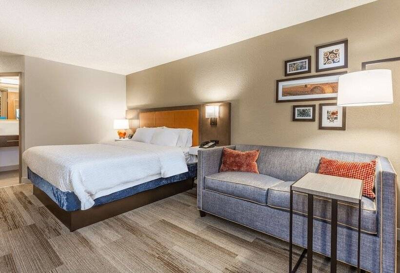 هتل Hampton Inn Cedar Rapids