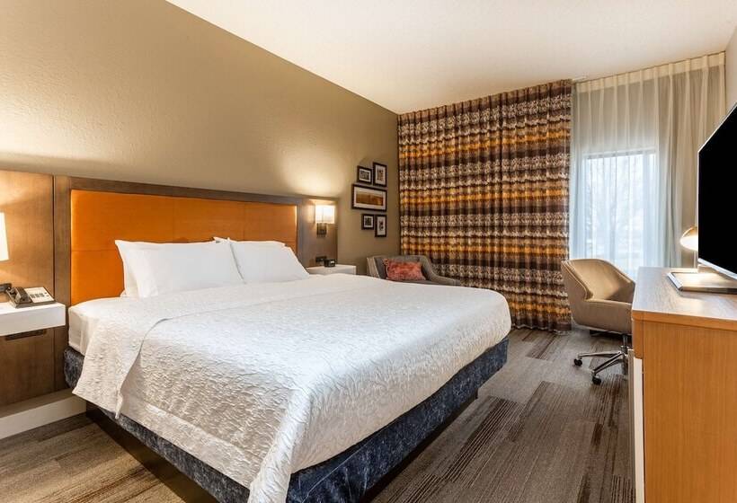 هتل Hampton Inn Cedar Rapids