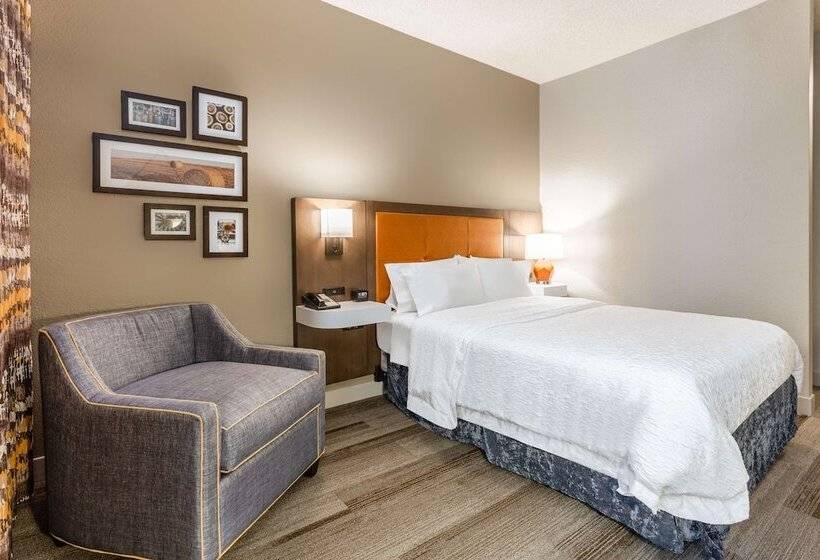 בית מלון כפרי Hampton Inn Cedar Rapids