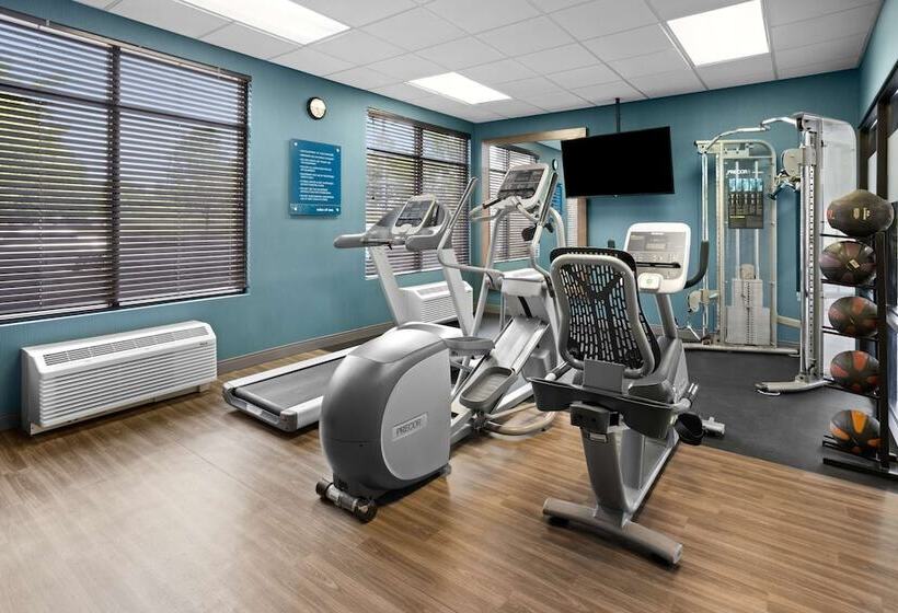 فندق Hampton Inn Cleveland Airport   Tiedeman Road