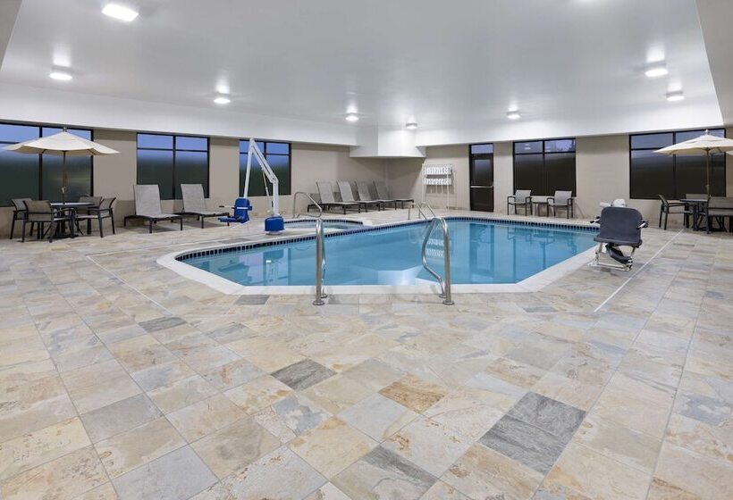 فندق Hampton Inn Cleveland Airport   Tiedeman Road