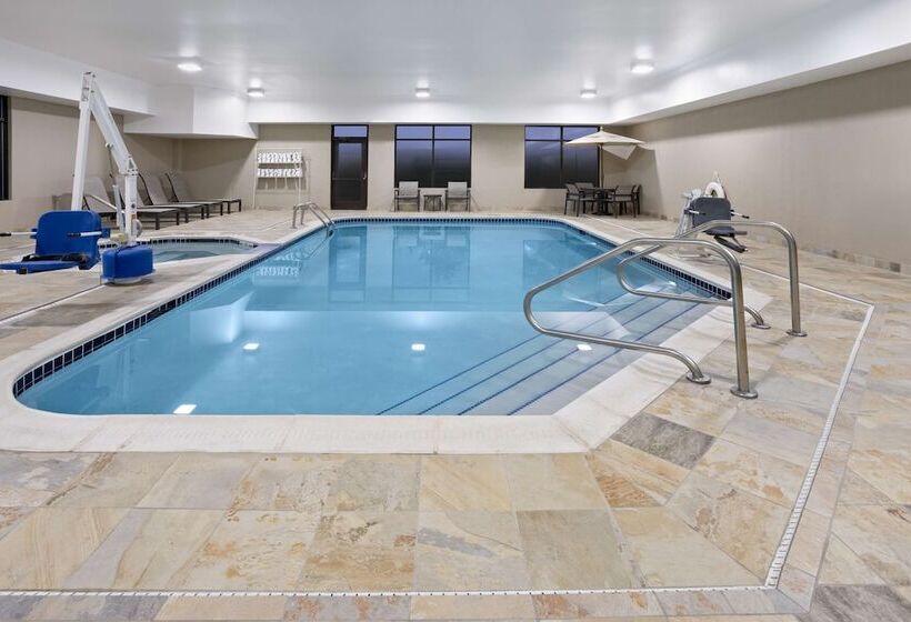 فندق Hampton Inn Cleveland Airport   Tiedeman Road