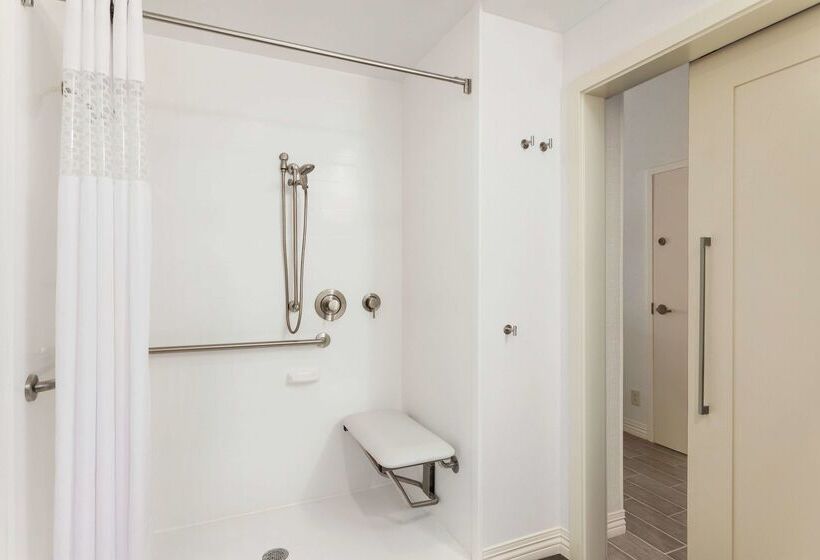 هتل Hampton Inn Colchester