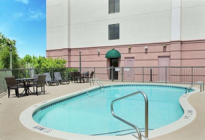 هتل Hampton Inn Columbus North