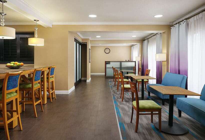 בית מלון כפרי Hampton Inn Covington