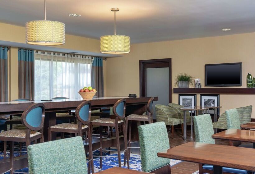 هتل Hampton Inn East Lansing