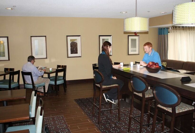 هتل Hampton Inn East Lansing