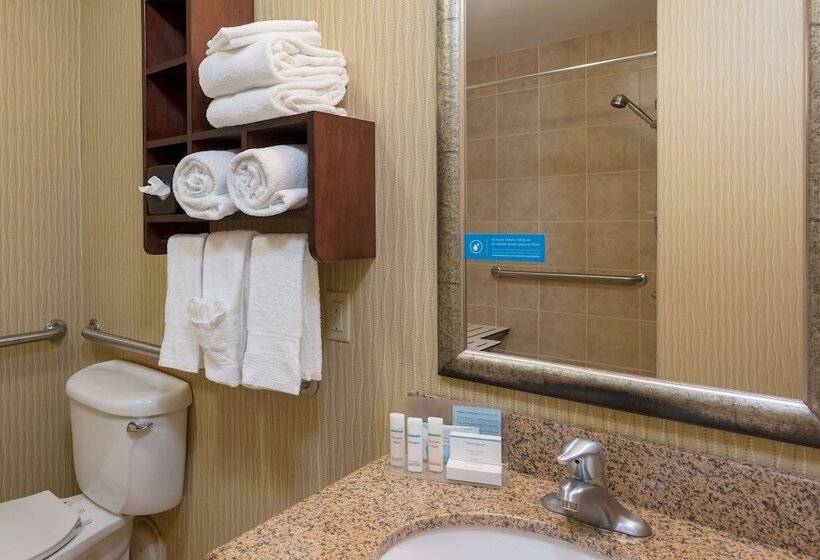 هتل Hampton Inn East Lansing