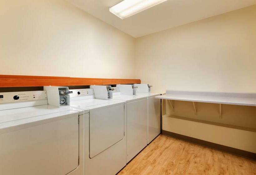 فندق Summit Suites